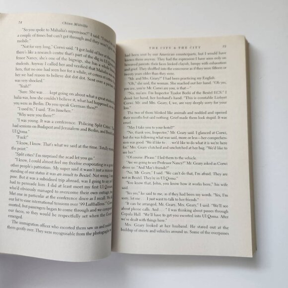 China Miéville "The City & The City" Paperback Book - Picture 6 of 10